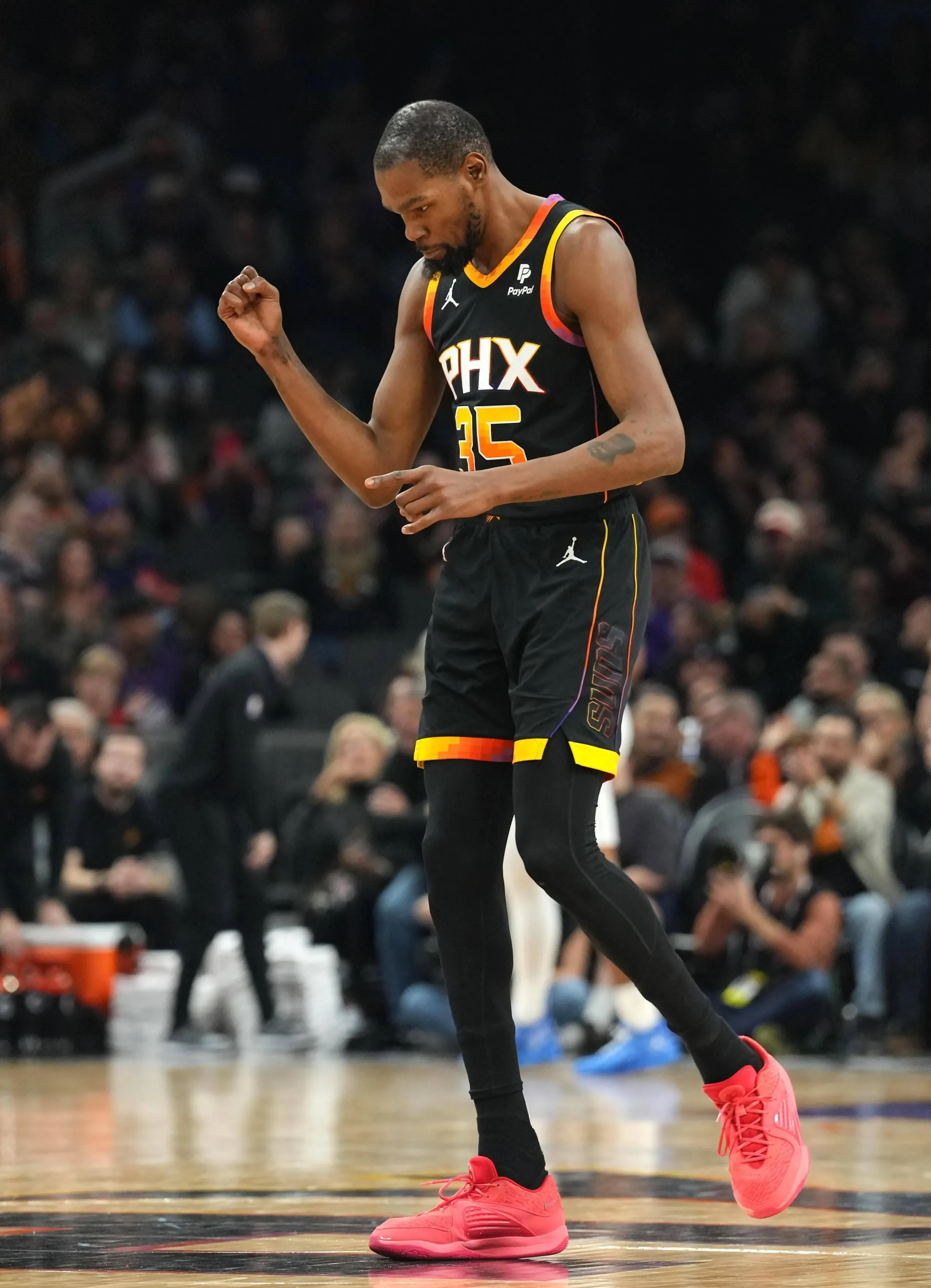 开云中国-太狠了！杜兰特在G2比赛中险胜字母哥连续二十场比赛得分超过惊险取胜，波士顿凯尔特人冲刺阶段刷新队史纪录