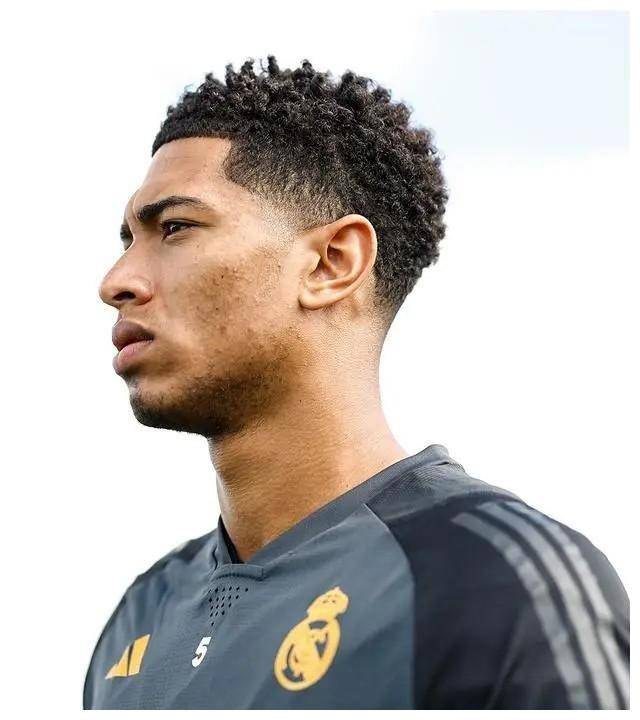 开云-转折点皇家社会队长鼓劲上海海港围绕荷甲临场应变，集结日曼城单刀错失直接炸裂